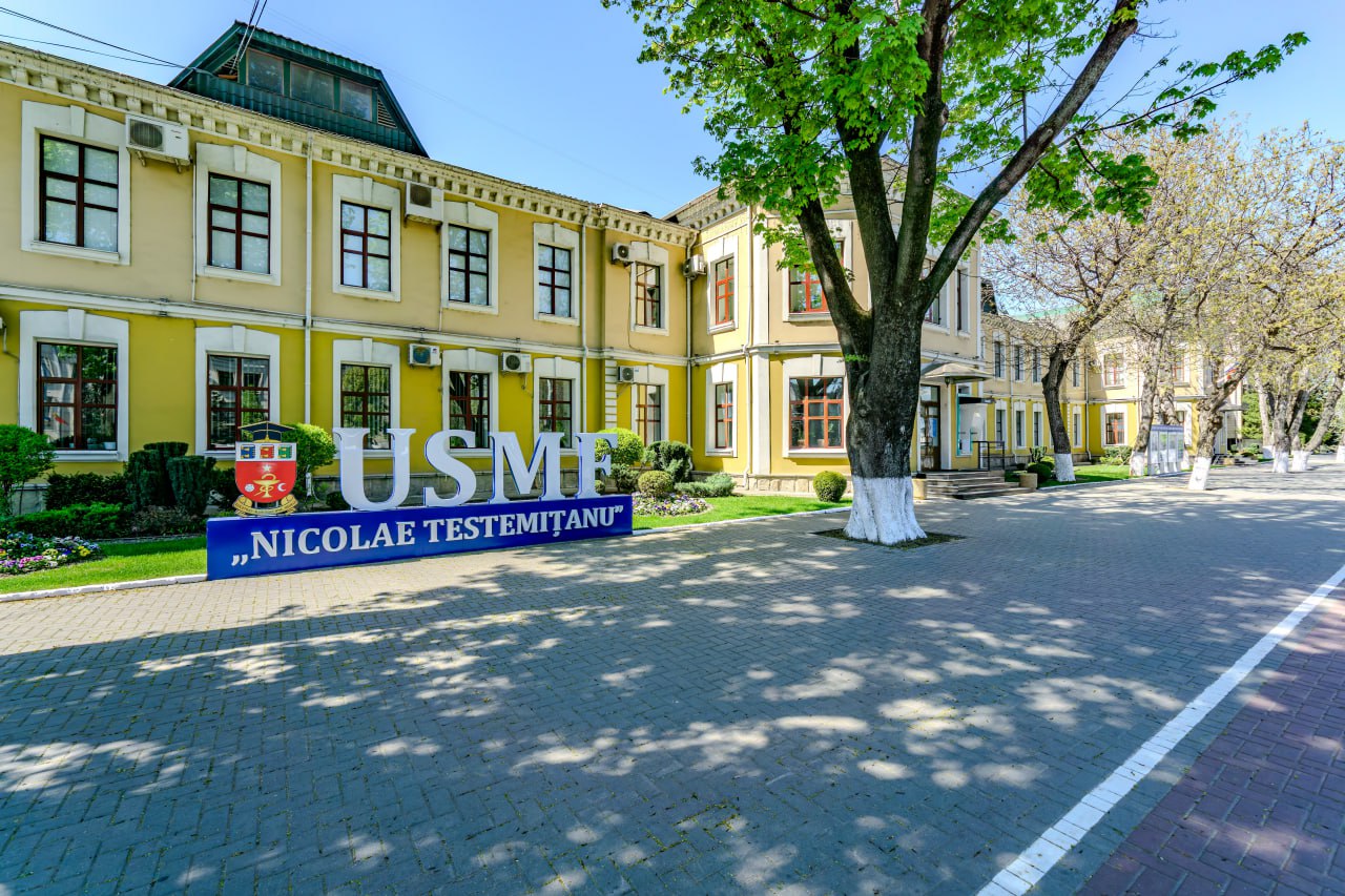 Дело о фальшивых дипломах молдавских врачей набирает обороты в Румынии Там прошли 14 обысков а 12 медиков представивших молдавские дипломы стали фигурантами уголовного дела По данным румынской прокуратуры речь идёт о специалистах которые утверждали что проходили резидентуру в Молдове Однако следствие установило в это же время они работали полный день в Румынии и получали там зарплату что делает обучение в Молдове физически невозможным Румынская полиция подозревает что дипломы были получены мошенническим путём в молдавском Медуниверситете Министр здравоохранения Румынии Александру Рогобете сообщил что расследование началось ещё в прошлом году и все 12 подозреваемых уже вызваны на допрос На этом фоне возникает закономерный вопрос почему молдавские правоохранительные органы до сих пор не инициировали собственное расследование Если речь идёт о подделке документов государственного образца где реакция прокуратуры и антикоррупционных структур Молдовы