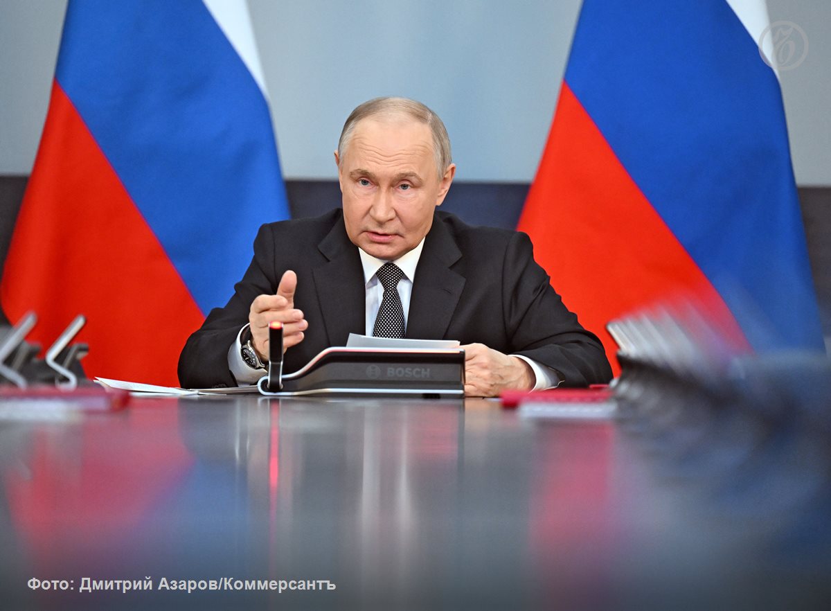 Владимир Путин одобрил новые меры поддержки угольной отрасли, которые состоят из двух частей: содействие финансовому оздоровлению предприятий и удешевление транспортировки. Согласно документу, РЖД должно будет вернуть на восемь месяцев для угля понижающие коэффициенты на дальность и дать скидку в 12,8% на экспорт в направлении портов северо-запада и юга. Затраты монополии будут компенсированы из бюджета. Подробнее о мерах поддержки отрасли — в материале «Владимир Путин протянул углю руку помощи». Подписывайтесь на «Ъ» Оставляйте «бусты»
