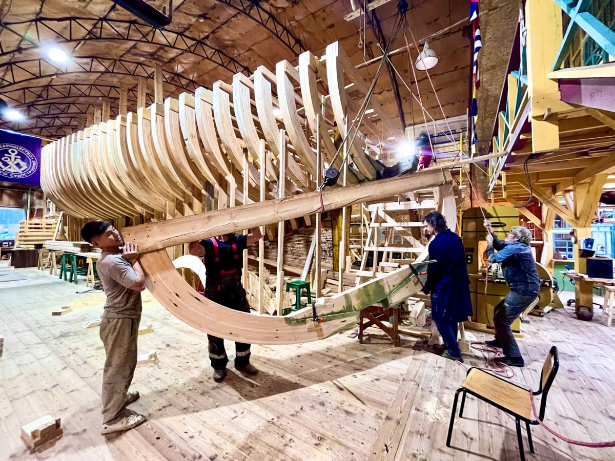 Пора топора в Архангельске откроется летняя плотницкая школа для волонтеров со всей России Под руководством опытных мастеров они будут восстанавливать историческую деревню Ведягина покинутую жителями полвека назад Она находится в самом сердце Кенозерского национального парка Летом участники проекта будут строить здеь традиционные амбары из круглого леса так как это делали предки Всего пройдет семь плотницких смен для всех кто хочет освоить исконное русское ремесло Желающие освоить традиционное плотницкое дело научатся уверенно работать плотницким топором и другим ручным инструментом обрабатывать древесину по традиционным технологиям понимать конструктивные особенности универсального объекта северного деревянного зодчества амбара Летняя плотницкая школа Пора топора пройдет при поддержке Президентского фонда культурных инициатив Миссия проекта не просто сохранить знания о северном деревянном зодчестве а передать живое мастерство новым поколениям Подписывайся на Культурную волну в MAX