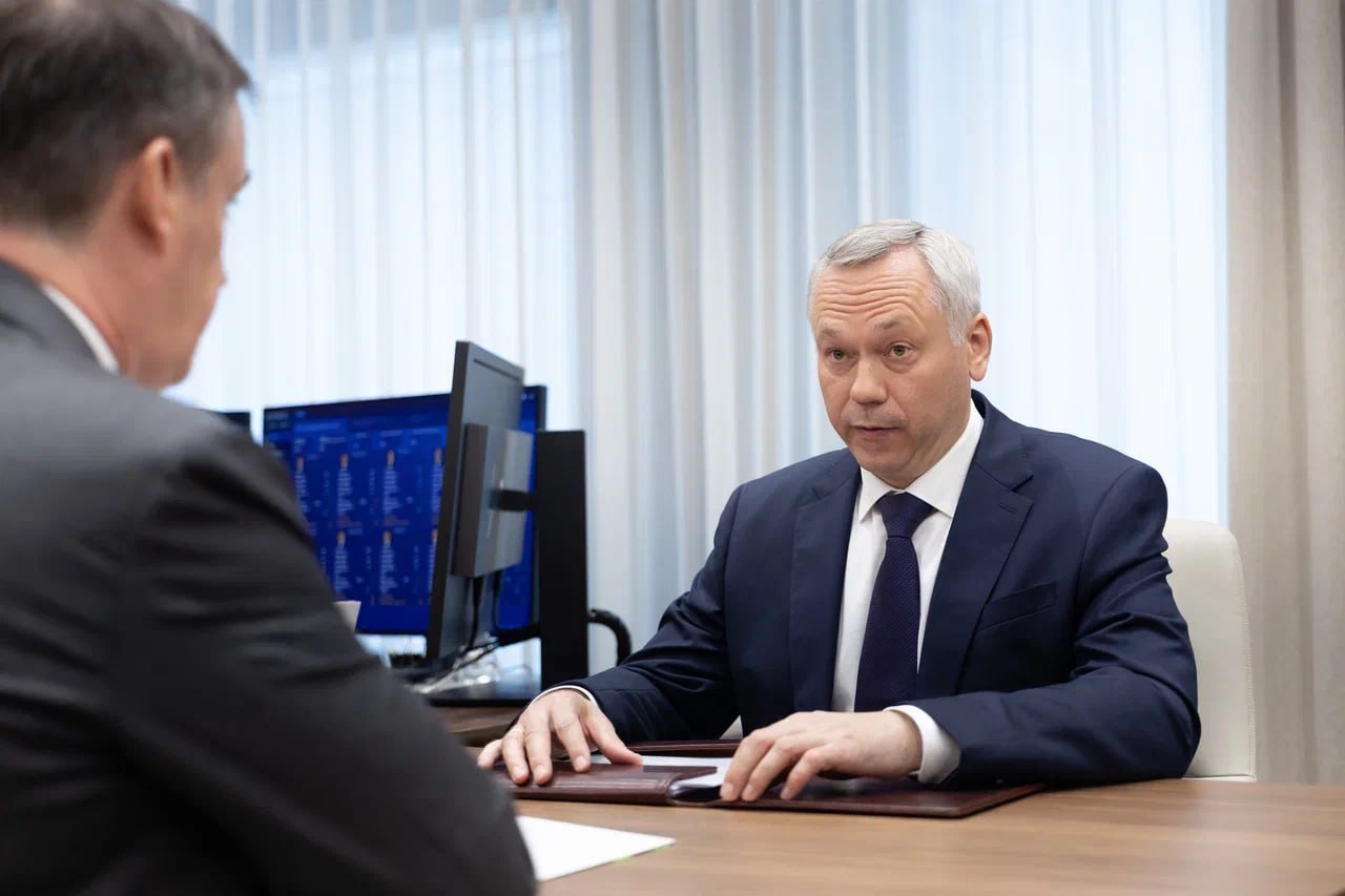 Дмитрий Патрушев и Андрей Травников обсудили вопросы социально-экономического развития Новосибирской области Вице-премьер Дмитрий Патрушев провел рабочую встречу с губернатором Новосибирской области Андреем Травниковым. Основными темами стали социально-экономическое развитие, агропромышленный комплекс и вопросы экологии региона. Экономика Новосибирской области динамично развивается, растет производство в различных отраслях промышленности, в том числе металлургии, фармацевтике, в сельском хозяйстве и других сферах. Выросли и доходы бюджета, и расходы на социальную сферу. В области существенно растет объем индивидуального жилищного строительства. Андрей Травников отметил положительную динамику по итогам 2024 года в отрасли животноводства, в частности в производстве мяса. В текущем году рост продолжился. В Новосибирской области в рамках института кураторства реализуются 5 инвестиционных проектов в различных сферах экономики. Общий объем инвестиций оценивается в 73 млрд рублей. Дмитрий Патрушев отметил, что региону следует уделить особое внимание повышению доходов населения, созданию высокопроизводительных рабочих мест, снижению уровня безработицы. На встрече также обсудили итоги реализации национального проекта «Экология» в регионе. В Новосибирской области реализованы проекты по ликвидации несанкционированных свалок, созданию объектов размещения твердых коммунальных отходов, очистке водоемов и лесовосстановлению. На эти цели из федерального бюджета было выделено более 1,4 млрд рублей. В рамках нового национального проекта «Экологическое благополучие», стартовавшего в текущем году, работа по этим направлениям будет продолжена. В ходе встречи особое внимание уделили реформе системы обращения с твердыми коммунальными отходами, в частности устойчивой работе региональных операторов. #регионы