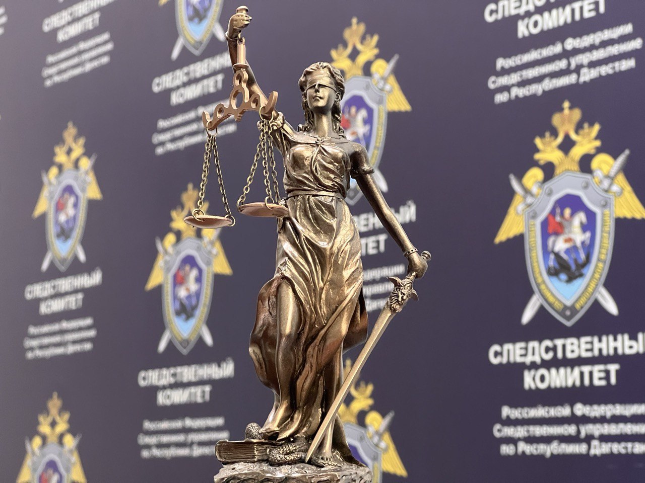 Сотрудник реабилитационного центра в Каспийске предстанет перед судом по делу о смерти пациента В Каспийске завершено расследование уголовного дела в отношении сотрудника реабилитационного центра Он обвиняется в незаконном лишении свободы ч 3 ст 127 УК РФ и причинении тяжкого вреда здоровью повлекшего по неосторожности смерть пациента ч 4 ст 111 УК РФ По версии следствия 11 января 2025 года обвиняемый не оказал квалифицированную медпомощь нуждающемуся в ней пациенту Чтобы пресечь агрессивные действия фигурант связал мужчину и нанес ему множественные удары от которых тот скончался Уголовное дело с утвержденным обвинительным заключением направлено в суд