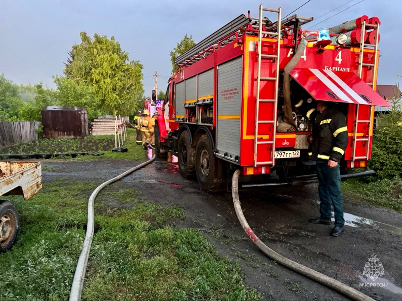 В Барнауле на улице Горской произошел пожар. По предварительным данным после удара молнии в кровлю частного нежилого дома вспыхнуло пламя, охватившее различные постройки под одной крышей. Уже через несколько минут на место прибыли пожарные расчеты. На момент локализации площадь пожара составила 70 кв.м. В тушении были задействованы 21 пожарный МЧС России, 4 автоцистерны. МЧС предупреждает: «Гроза не спрашивает разрешения!» – Установите громоотводы на частных домах; – Отключайте электроприборы при первых раскатах грома; – Автономный дымовой извещатель — ваш «ангел-хранитель» при скрытых возгораниях.