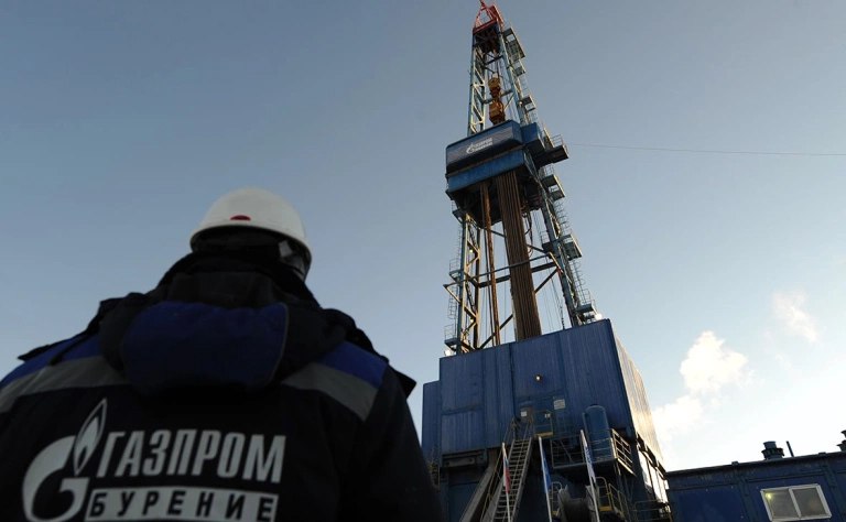 Новое нефтяное открытие на Ямале Газпром нефть сообщила об обнаружении в арктической зоне ЯНАО крупнейшего за 30 лет месторождения его запасы оцениваются в 55 млн тонн Залежи выявили на Южно Новопортовском и Салетинском участках где на глубине 2 7 км получили притоки малосернистой нефти газа и конденсата Перед бурением специалисты три года изучали территорию с помощью сейсморазведки и моделирования В компании отмечают что открытие подтверждает потенциал ресурсной базы страны и поддерживает цели Энергостратегии 2050 Месторождение назвали в честь учёного Алексея Конторовича одного из ведущих исследователей геологии нефти и газа изучавшего нефтегазовый потенциал Сибири и закономерности распределения углеводородов Источник РБК Фото Алексей Филиппов РБК Подписаться Прислать новость Заказать рекламу