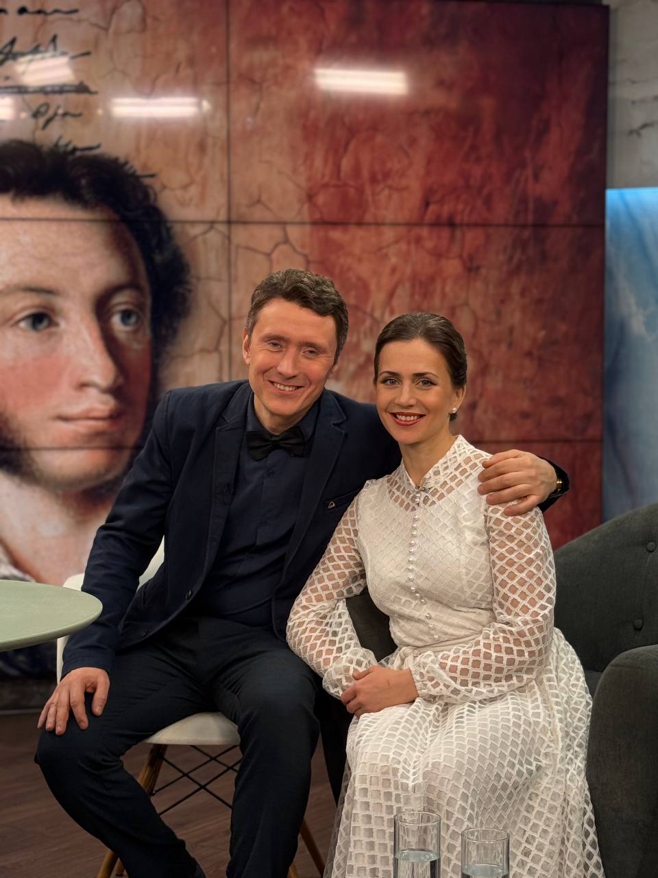 10 февраля День памяти великого русского поэта Александра Сергеевича Пушкина   В честь этой даты в студии Нового утра ведущие солисты Алтайского государственного музыкального театра Михаил и Юлия Лямины исполнители главных ролей в мюзикле Дубровский Актёры порассуждали о том остаются ли герои Пушкина бунтарь Владимир Дубровский и нежная Маша Троекурова современными и понятными для нынешних подростков Гости поделились своими любимыми строками классика прочитали отрывки из произведений прямо в эфире и раскрыли секреты как быстро и легко запоминать стихи А ещё помечтали какой вопрос они задали бы самому Александру Сергеевичу если бы встреча состоялась сегодня Смотрите интервью по ссылке   Полный выпуск Нового утра   Катунь 24 в MAX