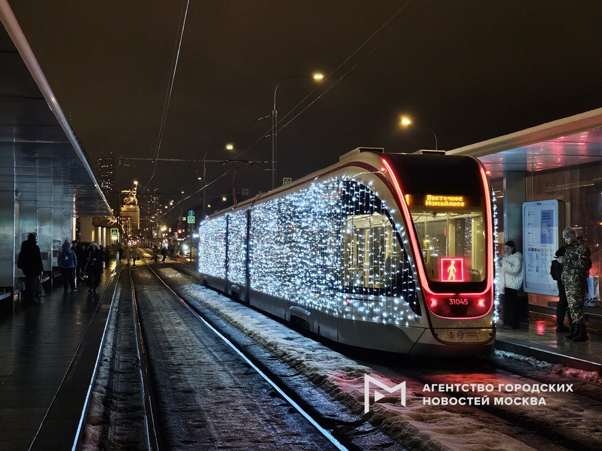 Дептранс напомнил, что московский транспорт в рождественскую ночь будет работать дольше:   метро и МЦК будут открыты до 2:00;   поезда на МЦД будут ходить до 3:00  аэроэкспрессы следуют в обычном режиме ;   149 маршрутов наземного транспорта будут работать до 3:30  18 ночных маршрутов действуют в обычном режиме .  Кроме того, сотрудники Центра обеспечения мобильности пассажиров будут дежурить на станциях метро «Кропоткинская»  рядом с храмом Христа Спасителя  и «Бауманская»  рядом с кафедральным собором Богоявления Господня . Инспекторы расскажут, как добраться до храма или найти нужный автобус, а также объяснят, где ближайшая остановка.    «Москва»