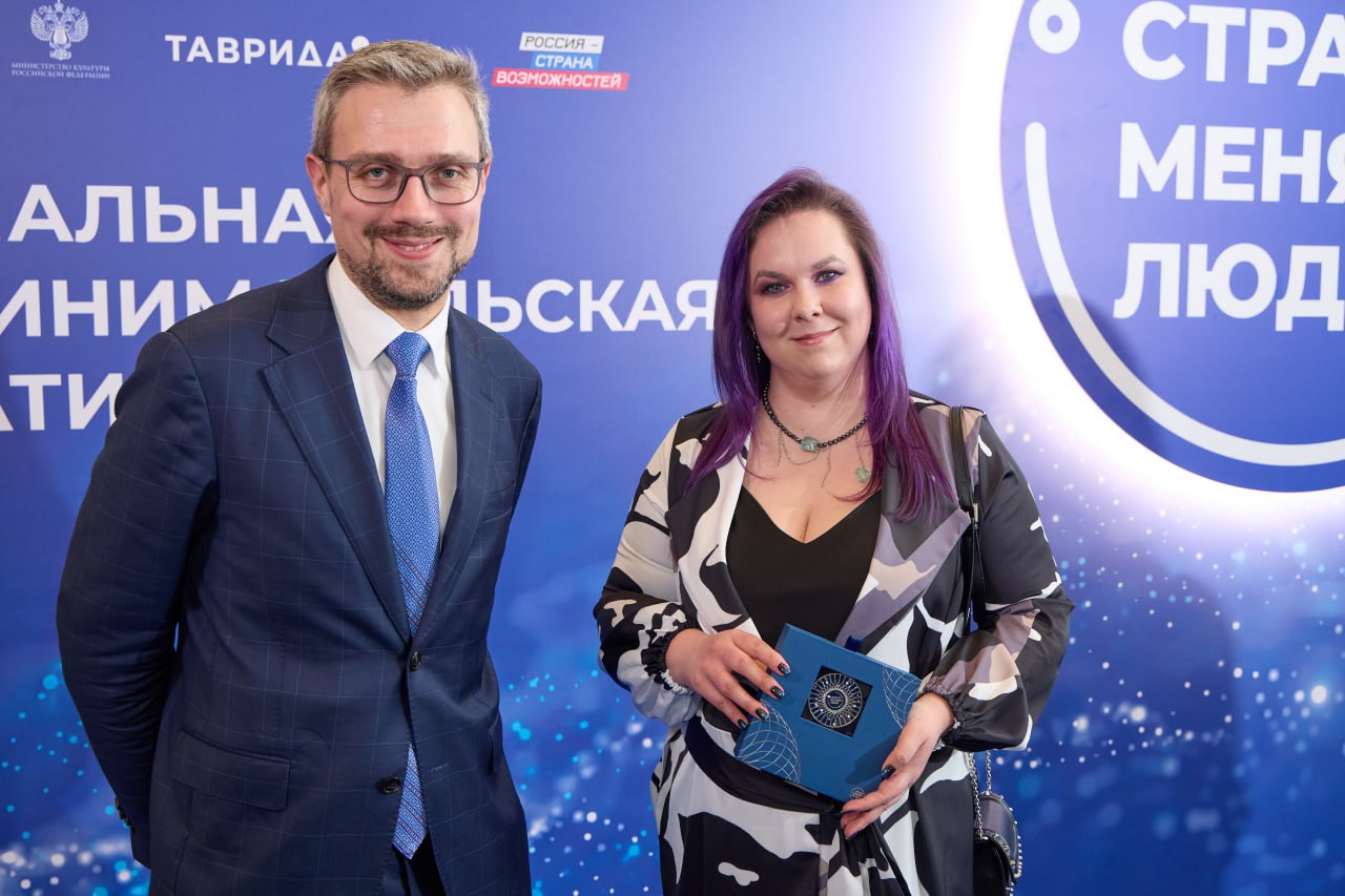 Предприниматели Кольского Заполярья стали лауреатами национальной премии «Страну меняют люди»  В Москве завершился форум «Сильные идеи для нового времени», где вручили первую национальную премию «Страну меняют люди» лидерам экосистемы Агентства стратегических инициатив и партнерам.   Среди лауреатов — наши земляки:  Ольга Буч – директор АНО «Центр управления проектами»;  Александр Поленков – руководитель направления «Бизнес и инвестиции» АНО «Агентство развития Мончегорска»;  Алена Домничева – основатель и генеральный директор бренда «Purpur coffee»;  Александра Низовец – генеральный директор бренда «Arctic.sup».   Напомним, премия проходит по поручению президента России Владимира Путина. Ее лауреаты – ученые, врачи, волонтеры, предприниматели и военные, чьи проекты направлены на развитие экономики, укрепления технологического суверенитета.  Фото: Агентство стратегических инициатив