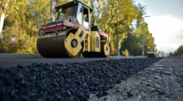 В Бишкеке сегодня откроют участок улицы Московской Для движения транспорта сегодня откроют участок улицы Московской от улицы Асаналиева Некрасова до бульвара Молодой Гвардии. На участке проведены работы по фрезерованию старого асфальта, установлены новые бордюры и уложен горячий асфальт. Власти города благодарят бишкекчан за понимание в связи с временно причиненными неудобствами.