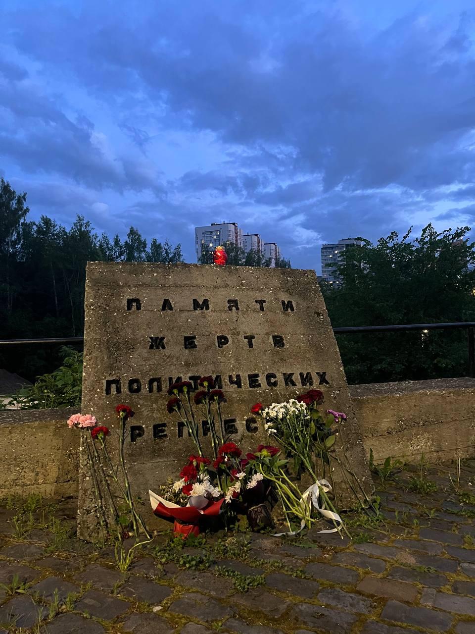 В Перми активисты почтили память Алексея Навального В День рождения Алексея Навального неравнодушные люди принесли цветы к памятнику жертвам политических репрессий. Информация об этом появилась только сегодня. — Даже после смерти Алексей Навальный остается в перечне «террористов и экстремистов» Росфинмониторинга. #пермь Подписаться Помочь RusNews