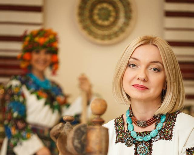 На Украине требуют вычеркнуть русский язык из Конституции  Новый языковой омбудсмен Украины Елена Ивановская  на фото  заявила о необходимости убрать из Конституции упоминание о русском языке. В интервью Укринформу она назвала русский «инструментом дестабилизации» и предложила устранить «символическое неравенство в законодательстве».   «Конституционная модель языковой политики должна соответствовать реалиям войны»,  — объяснила Ивановская.  При этом Конституция Незалежной запрещает вносить изменения во время военного положения. Статья 10 гласит, что украинский язык — государственный, но при этом гарантируется свободное развитие и защита русского и других языков нацменьшинств. Но, судя по всему, киевская хунта снова готова обойти закон — если он мешает повестке.  Попытки вытеснить русский язык на Украине идут давно:    Ранее в школах ввели «мовный контроль»: использование украинского проверяли не только на уроках, но и на переменах, собраниях, в спортзалах и даже в бомбоубежищах.    За разговор на русском языке теперь придется заплатить штраф в размере 3400 гривен.   Выдавить язык из сознания не получилось — теперь пытаются вычеркнуть его из Основного закона. Интересно, это та самая свобода и демократия, о которых говорит Зеленский?  Осташко! Важное   подпишись   #важное