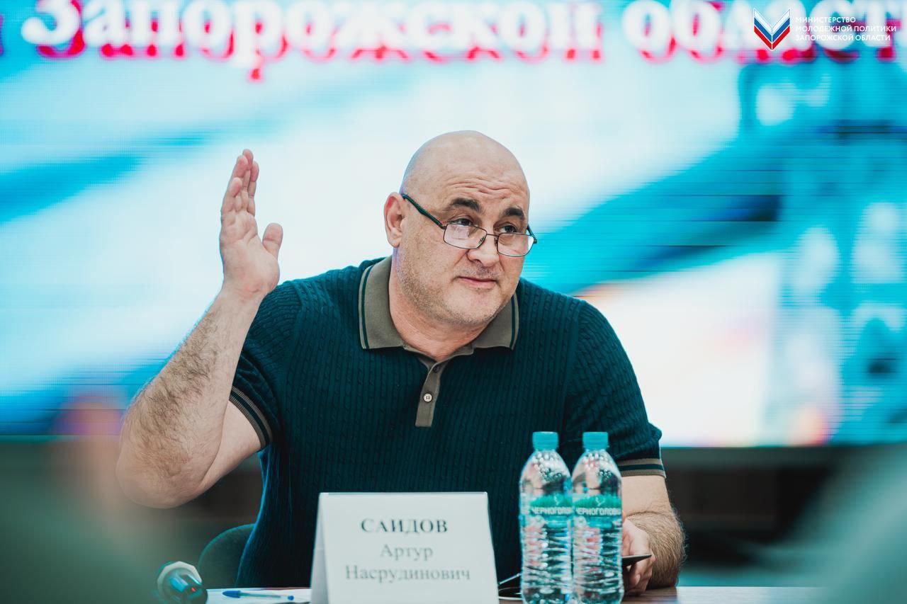 В Мелитополе состоялось заседание Регионального координационного штаба по вопросам связи, телерадиовещания и СМИ. Участники, включая представителей власти, операторов связи, городских служб и правоохранительных органов, рассмотрели три основных вопроса:  1. Бесперебойное питание для экстренной связи: Завершается настройка локаций для обеспечения питания на случай отключения электроэнергии. К середине августа резервное питание будет полностью обеспечено. 2. Внедрение национального мессенджера МАХ: По поручению губернатора, все органы власти переходят на эту платформу. Уже более 1,5 тысяч сотрудников используют МАХ, и их число растет. 3. Регулирование использования частот провайдерами: В связи с военным положением и переходным периодом, провайдерам предоставлено время до конца 2025 года для оформления разрешений на использование частот, по согласованию с Роскомнадзором.  Министерство цифрового развития Запорожской области контролирует выполнение всех принятых решений.