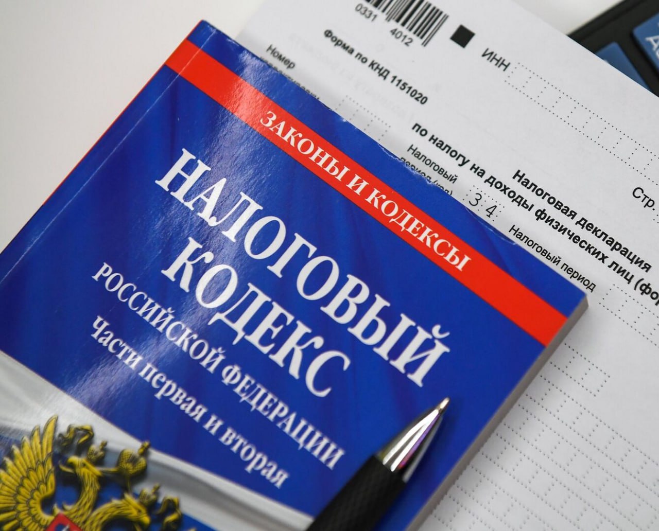 В МВД предупредили о схеме мошенников с фейковым трудоустройством  От граждан могут потребовать единовременную оплату НДФЛ под предлогом аутентификации или регистрации в системе работодателя.  Эти действия незаконны, так как противоречат нормам Трудового кодекса, заявили в министерстве. Там напомнили, что, во-первых, удержание и уплата НДФЛ — обязанность работодателя. Во-вторых, в России в законодательстве нет термина «аутентификация/верификация» в контексте трудоустройства.     Подпишись на «Говорит Москва»