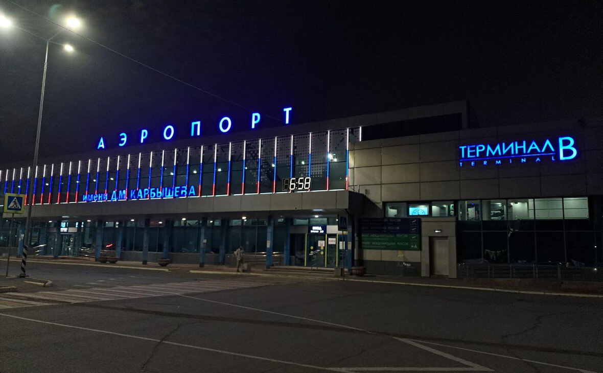 Росавиация утвердила новый перечень субсидируемых маршрутов из Омска В перечень субсидируемых маршрутов на 2026 год вошли 13 направлений куда планируется осуществлять перелеты из Омска Приказ об утверждении этого перечня подписал глава Росавиации Дмитрий Ядров Предполагается что авиакомпания Азимут на протяжении всего года два раза в неделю будет осуществлять из Омска субсидированные перевозки в Минеральные Воды Софинансирование Ставропольским краем и Омской областью должно составить по 47 5 на период с начала мая по конец сентября и по 30 5 в остальное время Как сообщили РБК Омск в пресс службе Омского аэропорта ранее в 2025 году авиакомпания Ред Вингс выполняла рейс в Минеральные воды Но это направление не было субсидированным Остальные 12 маршрутов из Омска которые вошли в новый перечень и в 2025 году являются субсидированными Это рейсы в Горно Алтайск Екатеринбург Казань Надым Новый Уренгой Ноябрьск Салехард Ханты Мансийск Тобольск Уфу Красноярск и Улан Удэ rbc omsk