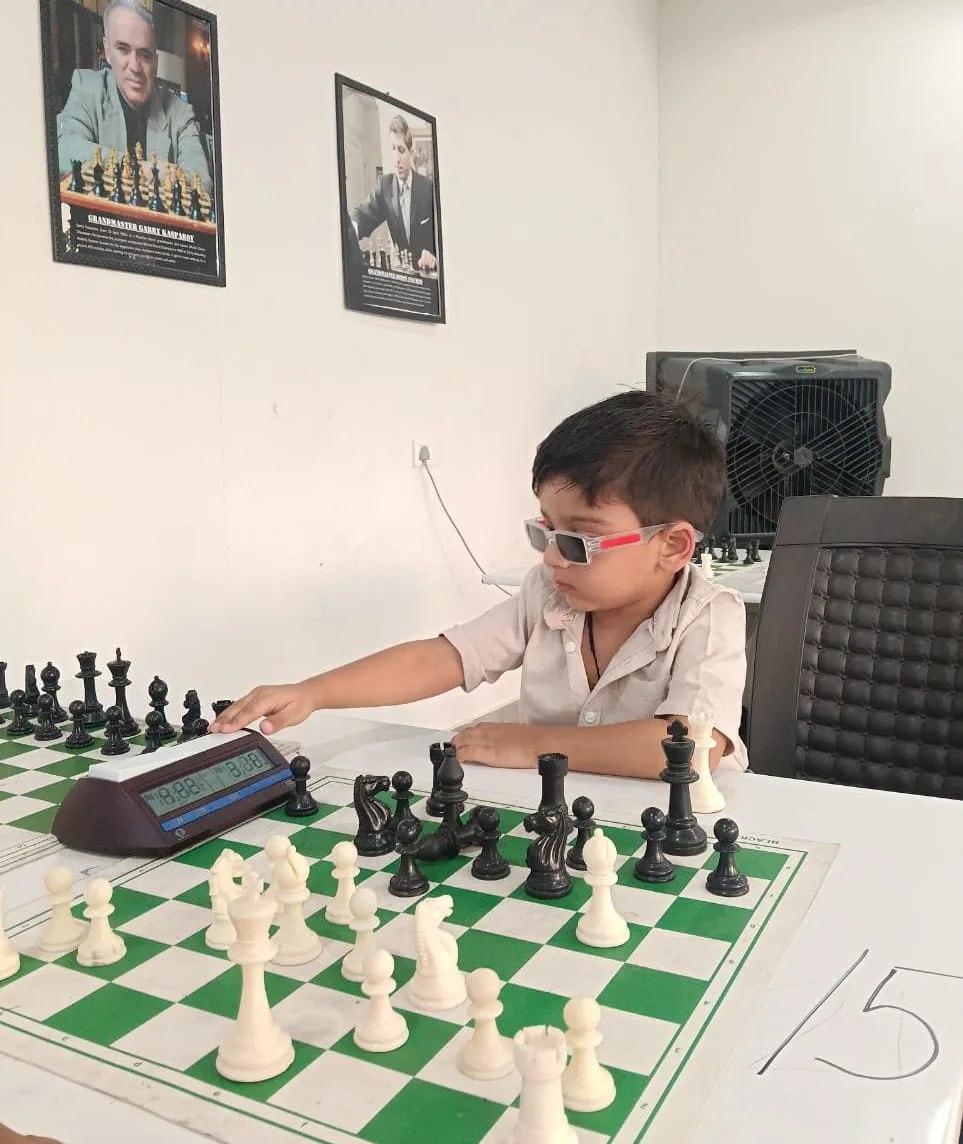 В Индии трёхлетний мальчик стал частью шахматной элиты мира Он не умеет ни читать ни писать но играет как настоящий профессионал Маленький Сарвагья Сингх Кушвахa из Индии был официально включён в рейтинг Международной шахматной федерации ФИДЕ в возрасте трёх лет семи месяцев и 20 дней как самый юный игрок в истории Таким образом он оказался в рейтинге раньше чем кто либо до него Предыдущий рекорд также принадлежал ребёнку из Индии Анишу Саркару который на момент своей первой оценки ФИДЕ был в возрасте трёх лет восьми месяцев и 19 дней то есть почти на месяц старше Только те игроки которые показывают определённый результат на официальных турнирах вообще получают рейтинг ФИДЕ Он отражает игровую силу шахматиста Чтобы войти в рейтинг необходимо победить хотя бы одного соперника который уже имеет официальную оценку Именно это и удалось Кушвахе несмотря на то что он ещё даже не умеет читать и писать Это предмет огромной гордости и чести Мы хотим чтобы он стал гроссмейстером рассказал индийским СМИ Сиддхартх Сингх отец мальчика Действующий чемпион мира по шахматам Магнус Карлсен сейчас возглавляет рейтинг по быстрым шахматам с отметкой 2824 Но даже с 1572 пунктами в дошкольном возрасте Кушвахa уже демонстрирует впечатляющий потенциал То что такой талант как Сарвагья Сингх Кушвахa появился именно в Индии не удивляет Страна уже много лет считается настоящей шахматной сверхдержавой и дала миру много выдающихся игроков BILD Russian