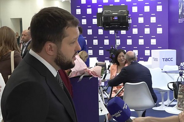 Росавиация консультируется с производителями по созданию аэротакси Росавиация уже ведет предварительные консультации с производителями авиатехники по созданию аэротакси сообщил глава Росавиации Дмитрий Ядров в интервью НЬЮМ ТАСС на полях прошедшего Восточного экономического форума У нас уже есть предварительные консультации по созданию аэротакси различными производителями авиационной техники сказал он aviaru net n287514
