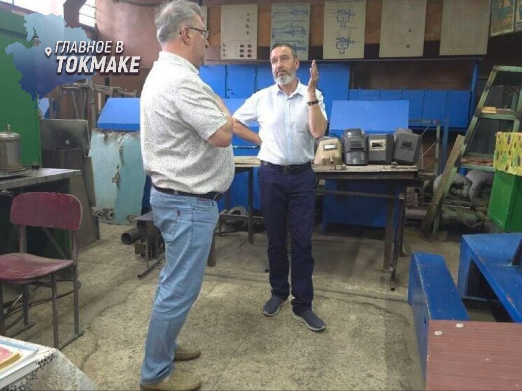 Запорожская область запускает образовательный кластер Министр образования и науки Запорожской области Александр Калягин провел встречу с руководством Бердянского многопрофильного центра, обсудив создание инновационного образовательного кластера в рамках программы «Профессионалитет». В обсуждении участвовали эксперты, которые рассмотрели перспективы модернизации колледжа для подготовки студентов к востребованным профессиям в ускоренном формате. Основные преимущества проекта включают сокращение сроков обучения без потери качества и гарантированное трудоустройство выпускников, что подчеркнули в Министерстве образования и науки региона.