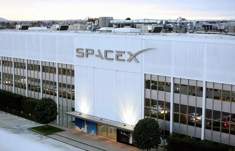 SpaceX купит новые частоты для Starlink и Direct to Cell за 17 млрд Компания Илона Маска заплатит EchoStar половину суммы деньгами вторую акциями Кроме того SpaceX покроет проценты по долгам корпорации на 2 млрд до ноября 2027 года сообщает PR Newswire Сделка направлена на развитие проектов Starlink и Direct to Cell Президент SpaceX Гвинн Шотвелл заявила что новые частоты помогут устранять мертвые зоны где нет сотовой связи Закрытие сделки ожидается после одобрения регулирующих органов Напомним с 2020 года SpaceX запустила уже более 8 тыс спутников Starlink kursivm kursiv news