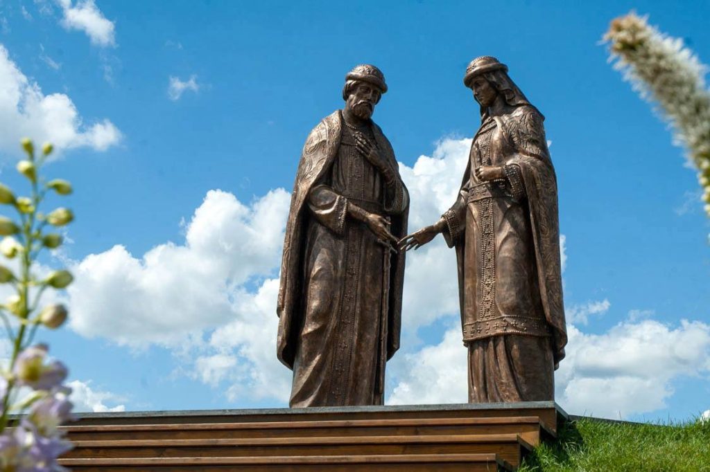 В Херсонской области пройдут праздничные мероприятия ко Дню семьи, любви и верности. В этом году программа праздника включает в себя спортивные соревнования и культурные события, способствующие вовлечению семей в активный досуг. Например, уже сегодня жители и гости региона могут принять участие в праздничном фестивале «Многонациональная Херсонщина» в центральном парке культуры и отдыха Геническа. На фестивале посетителей ждут концерт, увлекательные мастер-классы по ремеслам и искусству, интерактивные зоны для всей семьи, вкусные угощения, и тематические площадки, посвящённые культуре народов региона.