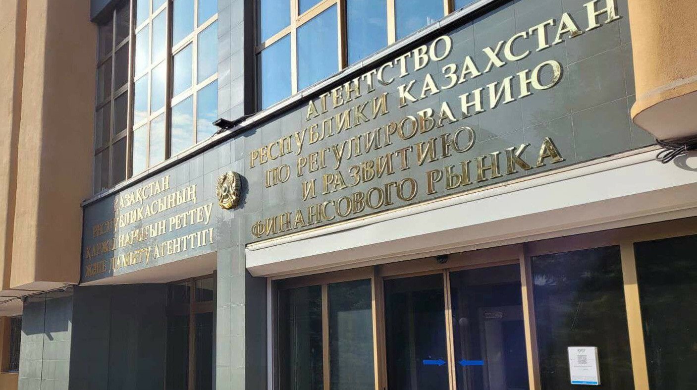 Казахстанские банки проверят из за подозрительных переводов на триллионы тенге Финансовые регуляторы Казахстана начали проверку банков после заявления президента о сомнительных операциях на 7 трлн тенге передает ArbatMedia Агентство по регулированию и развитию финансового рынка совместно с Национальным Банком и Агентством по финансовому мониторингу приступило к анализу трансграничных операций нескольких финансовых организаций Об этом сообщила пресс служба АРРФР Решение о проведении проверки принято после совещания в АФМ 28 января где Касым Жомарт Токаев озвучил информацию о переводе крупной суммы через казахстанский банк По словам главы государства в 2025 году один из банков страны провёл операции по переводу средств из соседнего государства в третьи страны Президент подчеркнул необходимость усиления контроля за подозрительными финансовыми операциями в банковском секторе Регуляторы проведут детальную проверку в установленном законом порядке Прислать новость