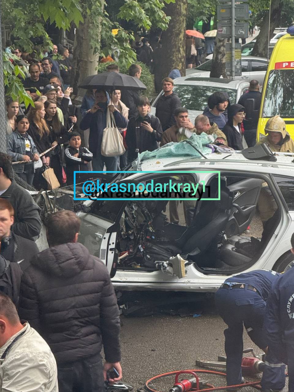 В Краснодаре на Ставропольской улице водитель белой легковушки, двигаясь с высокой скоростью, потерял управление и столкнулся со столбом. После этого в поврежденную машину врезалась черная Ауди, а также пострадал рейсовый автобус. Водителя белой машины извлекли из сильно поврежденного автомобиля с помощью специальной техники, после чего он был доставлен скорой помощью. Ваши видео высылайте нам в бот Подпишись поделись Прислать видео новость