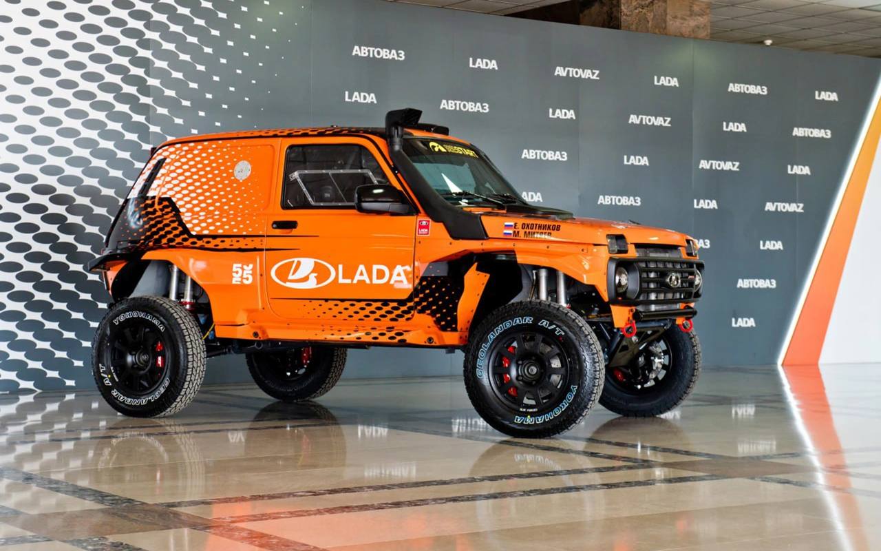 Представлена самая мощная Lada Niva Sport Turbo Автомобиль оснащен турбированным 1,6-литровым двигателем мощностью 280 л. с., разработанным на базе силового агрегата Lada Vesta. Коробка передач — секвентальная шестиступенчатая с блокируемым межосевым дифференциалом. Конструкция шасси также претерпела значительные изменения: появилась независимая подвеска на обеих осях с двойными амортизаторами, увеличенная колесная база, расширенная колея и повышенный клиренс до 350 мм. Улучшена и тормозная система — теперь у нее четыре поршня и диски диаметром 302 мм, а также поворотные кулаки из кованого алюминия. Помимо этого, автомобиль оснащен усиленным топливным баком, гоночным интерьером с ковшеобразными сиденьями, каркасом безопасности и профессиональной навигационной системой.