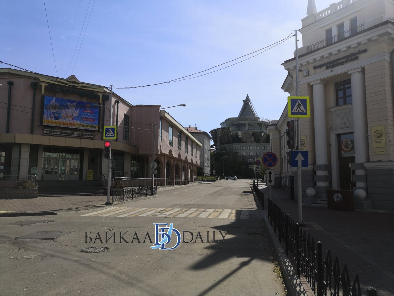 В Улан-Удэ работают камеры, фиксирующие нарушения правил стоянки и остановки автомобилей, рассказали в Госавтоинспекции. Водителям, оставляющим машины в запрещённых местах, грозит штраф в размере 2250 рублей. Этот вид нарушений выявляют на девяти маршрутах: - пос. Аэропорт, ул. Стартовая; - по ул. Советской от ул. Ленина 35 «б» до Ленина 42 ТРЦ «Форум» ; - по ул. Коммунистической от пересечения с ул. Ербанова до пересечения с ул. Борсоева; - по ул. Кирова от пересечения с ул. Коммунистическая до пересечения с ул. Балтахинова; - по бульвару Карла Маркса; - по пр. Победы; - по ул. Почтамтской; - по ул. Балтахинова; - по ул. Сухэ-Батора.