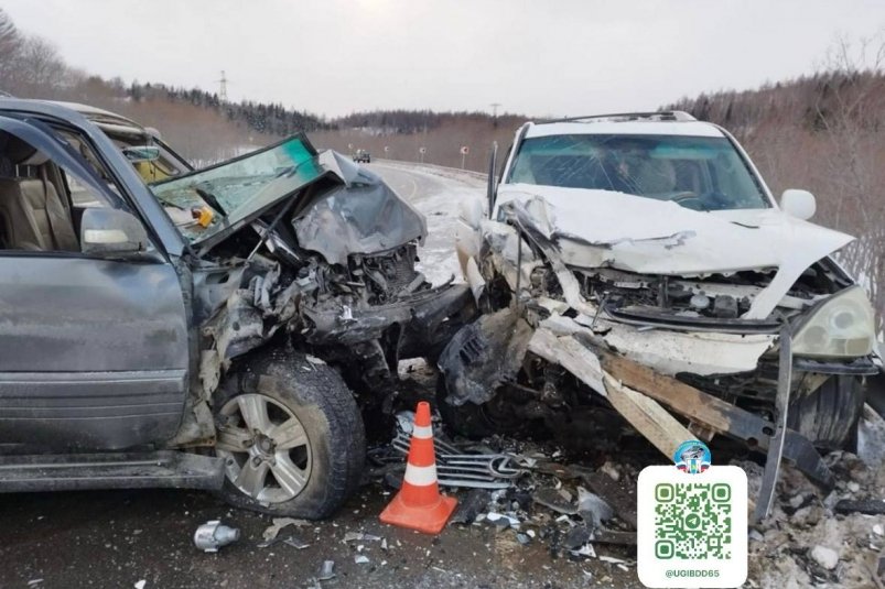 Два человека попали в больницу после лобового ДТП в Долинском районе  Авария произошла в районе 121 км автодороги "Южно-Сахалинск — Оха".   33-летний водитель Lexus GX 470 на затяжном повороте выбрал небезопасную скорость движения, не справился с управлением, в результате чего выехал на "встречку", где столкнулся с Lexus LX 470.   51-летний водитель и 52-летний пассажир Lexus LX 470 получили телесные повреждения и были госпитализированы. Проводится проверка.  Фото:     SakhalinMedia   Прислать новость