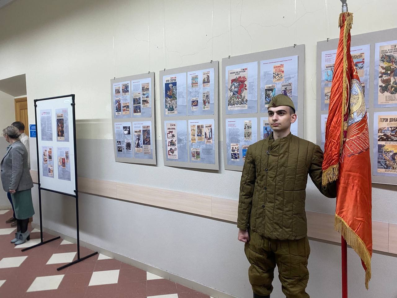 В БФУ открыли выставку «Окна ТАСС / Искусство побеждать» В Институте образования и гуманитарных наук состоялось торжественное открытие выставки «Окна ТАСС / Искусство побеждать». Экспозицию подготовил Музей современной истории России. Выставочный проект раскрывает вклад деятелей культуры в Победу в Великой Отечественной войне через наиболее яркие плакаты знаменитой серии. Эти произведения искусства способствовали объединению духовных и физических сил общества, сплачивали людей для отпора врагу. Не имевшая прецедентов в истории совместная работа художников и литераторов позволила создать «Окна ТАСС», ставшие своеобразной изобразительной летописью войны, настолько точно и оперативно они реагировали на происходящие события. #Важно: выставку можно будет посетить до конца июня в корпусе Кантианы в корпусе на Чернышевского 56а. #К_80летию_Победы
