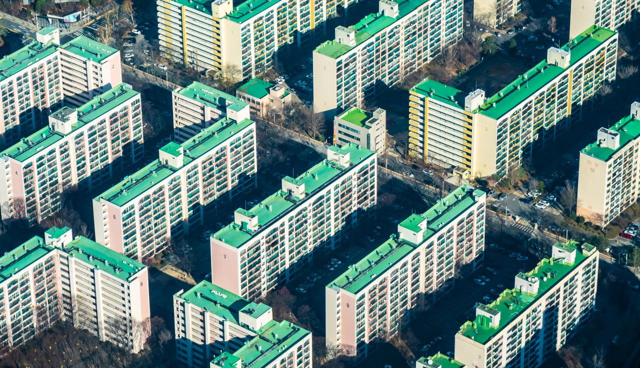 Эксперты рынка недвижимости назвали города с самыми большими скидками на готовое жилье С начала 2025 года скидки на вторичном рынке жилья в городах миллионниках постепенно растут В первом квартале средний дисконт в объявлении составлял 4 6 во втором квартале вырос до 5 а по итогам третьего квартала достиг 5 1 В топ 5 миллионников по размеру средней скидки в третьем квартале вошли Краснодар 6 4 Челябинск 5 5 Нижний Новгород 5 4 Волгоград 5 4 а также Новосибирск и Ростов на Дону по 5 2 Яндекс недвижимость