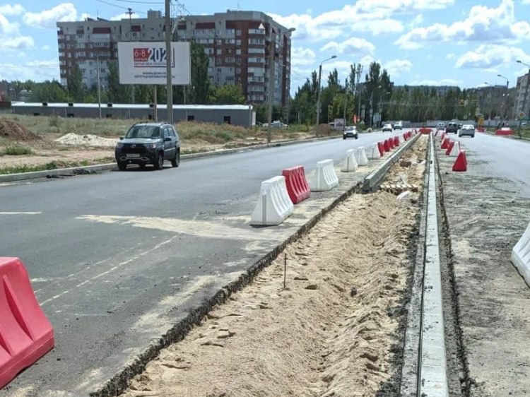 На улице им. генерала Карбышева в рамках ремонта продлят разделительную полосу  В этом году улицу им. генерала Карбышева отремонтируют на четырех участках. Ремонту подлежат 1,3 км от бульвара Профсоюзов до улицы Александрова, 0,6 км от улицы 40 лет Победы до 87-й Гвардейской и два дублера в 12 и 27 микрорайонах.  Как сообщили Волжский.ру в пресс-службе администрации Волжского, на основных проездах улицы в рамках ремонта обустроят продолжение разделительной полосы, которую в прошлом году обустроили вдоль 28 микрорайона. Также вдоль дорог обновят тротуары, установят светофоры, дорожные знаки и нанесут разметку. На дублерах сделают искусственное освещение и искусственные неровности, совмещенные с пешеходными переходами.   Подробнее на Волжский.ру: