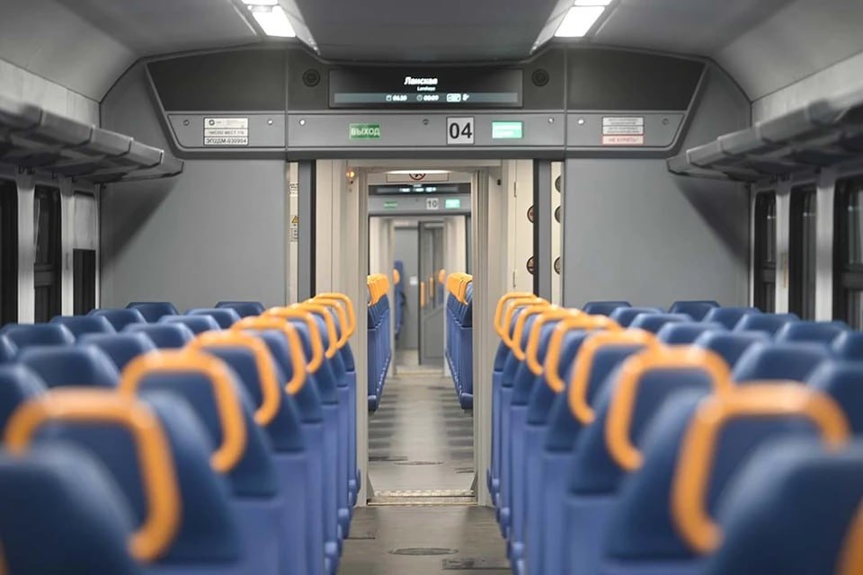 Электричка сама увидит ваш телефон в Петербурге запускают оплату по геолокации С 2026 года в петербургских электричках можно будет платить просто приложив смартфон к валидатору на поручне система автоматически определит маршрут и спишет плату Технологию протестированную на линии Витебск Павловск расширят на все направления Проект реализуется совместно с Октябрьской железной дорогой филиалом ОАО РЖД В будущем умная оплата может появиться и в автобусах трамваях и троллейбусах через Подорожник Алексей Булатов Читай нас в MAX Читай нас в Telegram