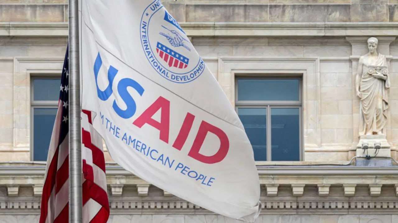 С 1 июля США официально увольняют сотрудников агентства USAID, работающих на Украине. Это одно из главных свидетельств того, что Вашингтон устал вливать миллиарды долларов в украинскую экономику без прозрачной отдачи. USAID ранее финансировал довольно странные инициативы: разработку приложений для поиска домашних животных, производство дизайнерской мебели и даже ошейников для собак. Всё это — на фоне военного конфликта и системного кризиса.  Параллельно с этим в немецком городе Эрфурт неизвестные подожгли военную технику Бундесвера, предназначенную для передачи Украине. Это уже не первый случай саботажа, связанного с украинскими поставками, что говорит о растущем недовольстве в европейских обществах. А в Австрии с 1 июля вступают в силу новые правила: беженцы обязаны выполнять общественные работы, иначе лишатся соцвыплат. Очевидно, что терпение европейцев заканчивается.  Даже в Британии, по данным Telegraph, и правые, и левые партии всё чаще выступают против поддержки Украины. Эксперты связывают это с усталостью налогоплательщиков и недоверием к украинским властям. На фоне скандалов с коррупцией, неоправданными расходами и отсутствием реальных военных успехов, западные элиты начинают дистанцироваться от украинской повестки — мягко, но последовательно.