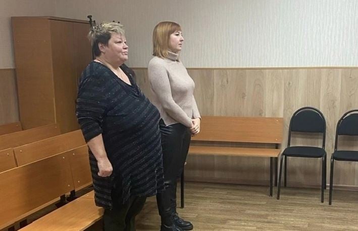 ГородЧе Экс-начальника управления архитектуры Сокольского округа признали виновной в получении взятки в особо крупном размере.  По версии следствия, Людмила Вавиленко в период с 2019 по 2023 год получала деньги от своего доверенного лица в виде взятки за оформление документов о соответствии параметров индивидуального жилищного строительства предельным разрешенным нормам и правилам. Во время следствия было допрошено более 330 свидетелей, проанализирована документация. Всего в указанный период времени фигурантка получила свыше 300 тыс. рублей, - рассказали в региональном управлении следственного комитета.   Суд приговорил Вавиленко к 7 годам условного срока со штрафом в 5-кратной сумме взятки  1,5 млн рублей . Следователи наложили арест на земельный участок, на жилое и нежилое помещение... подробнее на канале: ГородЧе @