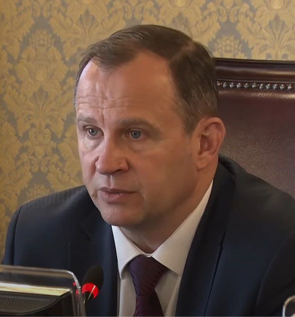 Мэр Иваново задержан Задержан экс мэр Иваново 1 декабря написал заявление об уходе по собственному желанию Александр Шаботинский Будучи заместителем губернатора Ивановской области с 2017 года содействовал заключению фиктивных контрактов на капремонт жилья на сумму более полумиллиарда рублей Вместе с подчиненными незаконно покровительствовал определенным строительным организациям обеспечивая им выгодные контракты и принятие работ Показания на экс мэра могли дать его бывшие подчиненные и предполагаемые сообщники из департамента ЖКХ которых задержали еще год назад В Москве Шаботинский пытался порешать по своему делу Не получилось Даст ли теперь Шаботинский показания на своего начальника губернатора Ивановской области Станислава Воскресенского именно он взял его на работу в правительство сразу по своему приходу в регион Александр Шаботинский мастер спорта России по рукопашному бою вице президент Федерации панкратиона России член Единой России NewsEconomics