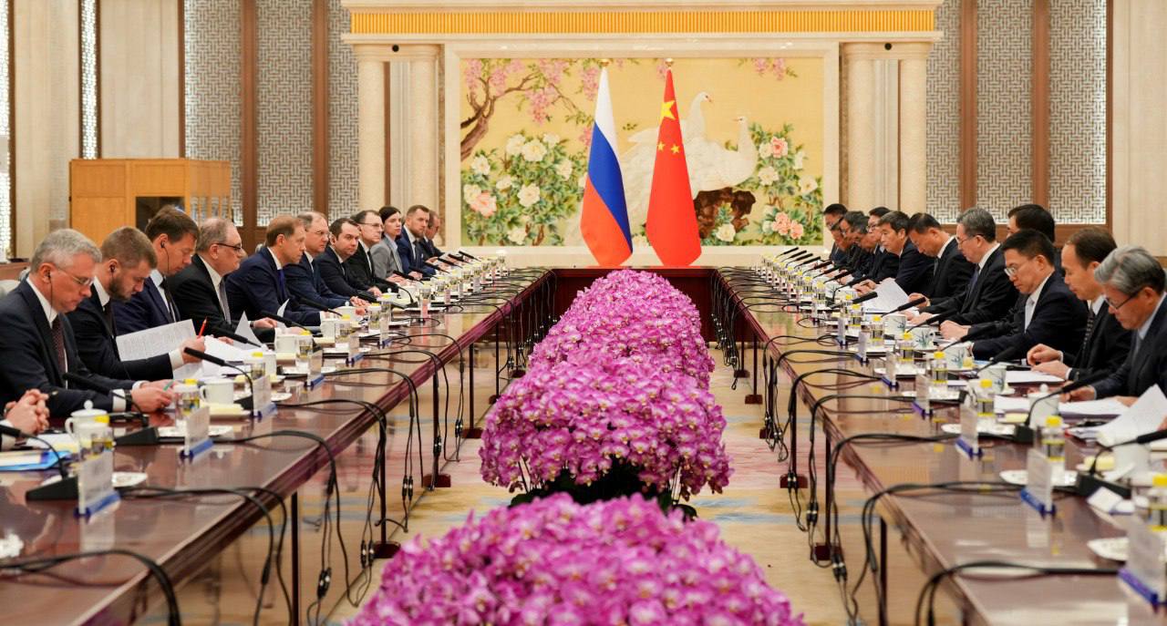 Андрей Чибис представил потенциал Мурманской области на заседании Межправительственной Российско Китайской комиссии по инвестиционному сотрудничеству Мероприятие состоялось сегодня в Пекине Состав российской делегации возглавил первый заместитель председателя Правительства России Денис Мантуров Андрей Чибис рассказал о развитии региона и реализации на территории стратегически значимых арктических проектов в том числе совместно с китайскими компаниями Китай входит в число крупнейших торговых партнеров региона за последние 5 лет торговый оборот увеличился в 7 2 раза главные направления экспорта никель и изделия из него рыба и морепродукты железорудный концентрат импортируются техника оборудование и металлы в прошлом году Мурманскую область посетили 26 тысяч китайских туристов Мурманская область флагман развития Российской Арктики а Мурманск арктическая столица это отметил Президент России Владимир Владимирович Путин У нас действует преференциальный режим Арктической зоны РФ это набор налоговых льгот для инвестиционных проектов различные преференции и возможность создания свободной таможенной зоны Активно развиваются проекты связанные с Трансарктическим транспортным коридором самой короткой и удобной круглогодичной артерией для доставки грузов Северным морским путем Здесь есть наша общая заинтересованность с китайскими партнерами Мурманск ключевой глубоководный незамерзающий порт обеспечивающий этот маршрут Он имеет прямой выход в Мировой океан что исключает риски негативных действий недружественных стран подчеркнул Андрей Чибис Фото Правительство России