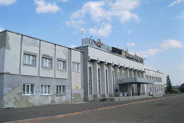 Суд прекратил дело об отзыве лицензии у аэропорта в Стрежевом Роспотребнадзор отказался от иска в адрес ООО Аэропорт Стрежевой после устранения последним выявленных нарушений Арбитражный суд Томской области производство по делу прекратил следует из картотеки арбитражных дел Об этом пишет РИА Томск Ранее сообщалось что Арбитражный суд Томской области получил заявление от регионального управления Роспотребнадзора с требованием аннулировать лицензию ООО Аэропорт Стрежевой О сути претензий не сообщалось До даты судебного заседания заявителем Роспотребнадзор Ред представлено заявление об отказе от исковых требований Рассмотрев заявление об отказе от заявленных требований суд пришел к выводу о наличии оснований для принятия отказа от требований и прекращении производства по делу говорится в определении томского арбитражного суда aviaru net n291749