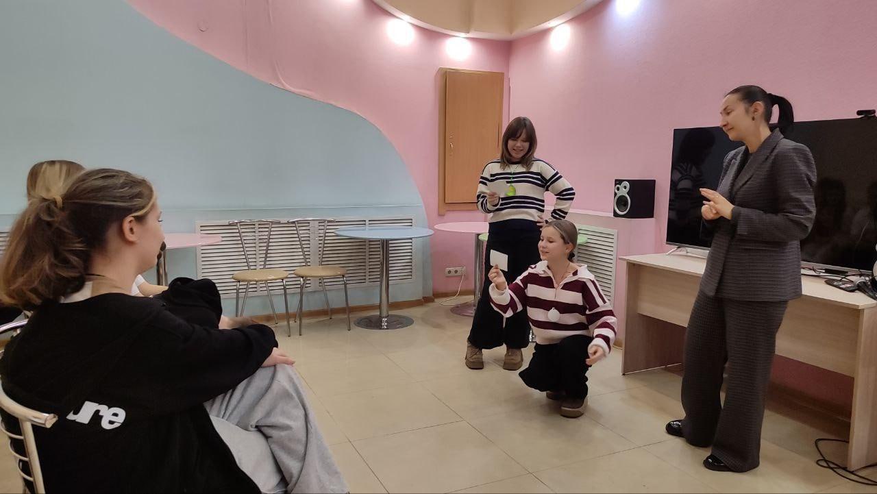 Новогоднее приключение в молодёжной библиотеке школьники прошли волшебный библиоквест Сегодня в Луганской молодёжной библиотеке царила атмосфера волшебства Накануне праздников здесь состоялся увлекательный библиоквест Чудеса под Новый год участниками которого стали ученики Луганской средней школы 38 имени маршала К Е Ворошилова и Луганской специализированной школы 21 Перед ребятами стояла важная миссия отыскать волшебные предметы Деда Мороза похищенные пиратами и спрятанные в самых укромных уголках библиотеки превратившейся на день в таинственный волшебный лес Помогая сказочным феям библиотекарям команды отважно прошли все испытания на четырёх тематических станциях Музыкальное лото здесь проверяли знание новогодних песен и мелодий Снежно книжное королевство на этой станции ребят ждали волшебные ладошки с заданиями игра Вылови рыбку и знакомство с зимними пейзажами знаменитых художников Волшебные истории участники писали телеграммы Деду Морозу играли в Крокодил и с выражением читали стихи перевоплощаясь в сказочных героев Морозный терем финальная точка маршрута где юные искатели приключений узнали интересные факты о Дедушке Морозе и Снегурочке и совершили виртуальное путешествие по зимнему лесу В конце путешествия ребятам удалось не только найти все пропажи но и помириться с пиратами Прекрасная Снегурочка пообещала лично доставить волшебные предметы Деду Морозу а всех участников наградила памятными сертификатами и книгами Мероприятие оставило у школьников самые тёплые впечатления зарядило предновогодним настроением и доказало что в библиотеке можно найти не только знания но и настоящее волшебство