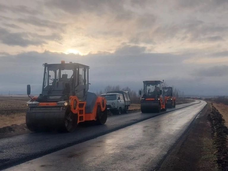 Цифра дня: более 500 км дорог будет построено и отремонтировано в Курганской области в 2025 году Из них более 200 км с использованием асфальтового покрытия и еще более 300 км - грунтощебеночного, сообщил глава региона Вадим Шумков. «По области в этом году будет отремонтировано и построено еще более 200 км дорог в асфальте и порядка 35 км в щебеночном исполнении, плюс 300 км локальные ремонты грунто-щебнем, а также порядка 1 км мостов и новые линии освещения в 9 муниципальных округах. Все основные объекты уже законтрактованы. Время исполнять контракты», - написал он. В частности, в Кургане уже завершен ремонт верхнего полотна двух мостов по улице Бурова-Петрова, впереди - укрепление тротуара и откосов на мосту по улице Карбышева, где ранее также прошел ремонт. «Далее - заканчиваем строительство дороги по улице Витебского. Также в этом сезоне завершим строительство дорог по улицам Фарафонова, Алексеева, первый этап по проспекту Первомайскому на участке от Витебского до Фарафонова. И будет построено несколько десятков небольших новых участков асфальтовых дорог по улицам в различных микрорайонах города», - отметил глава региона. Шумков добавил, что сейчас власти уже формируют план строительства новых дорог на 2026-2028 годы.