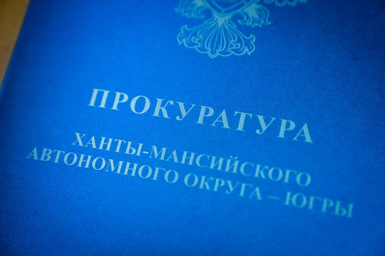 Прокурором автономного округа Д И Поповым утверждено обвинительное заключение по уголовному делу в отношении руководителя муниципального предприятия       Прокуратурой автономного округа направлено в суд уголовное дело в отношении директора муниципального учреждения города Когалыма Он обвиняется в совершении преступлений предусмотренных ч 3 ст 290 УК РФ получение взятки ч 4 ст 160 УК РФ присвоение и растрата п е ч 3 ст 286 УК РФ превышение должностных полномочий По версии следствия обвиняемый занимая должность директора одного из муниципальных предприятий города в феврале 2023 года получил от представителя коммерческой организации взятку в размере 120 000 рублей за заключение фиктивного договора Кроме того в период с мая 2023 года по июль 2024 года обвиняемый на системной основе заключал с аффилированным индивидуальным предпринимателем договоры на выполнение ремонтных работ в учреждении которые фактически не исполнялись в результате чего похищены бюджетные средства свыше 1 млн рублей Также обвиняемый в период с декабря 2022 года по январь 2025 года вопреки установленного порядка обеспечил начисление себе премий на сумму свыше 2 3 млн рублей На имущество обвиняемого наложен арест на общую сумму более 35 млн рублей Уголовное дело направлено в Когалымский городской суд для рассмотрения по существу Прокуратура ХМАО Югры в Мах