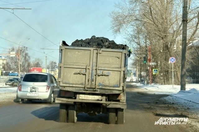 Минтранс планирует создать дублёр улицы Луговой в южной столице Власти Ростовской области рассматривают возможность создания альтернативной дороги улице Луговой на левом берегу Дона которая в настоящее время используется преимущественно для нужд порта Как сообщили в региональном Минтрансе целью проекта является организация объезда портовой и промышленной зоны для транзитного транспорта О планах по созданию дублера Луговой в конце сентября сообщила министр транспорта Алена Беликова отметив что существующая улица выполняет функцию внутрипортовой магистрали По её словам необходимо создать альтернативный маршрут который позволит вывести поток транзитных автомобилей за пределы портовой и промышленной зоны На данный момент проект дублирующей улицы находится на стадии обсуждения в контексте общей логистики левобережной зоны Варианты прохождения трассы еще не разработаны что делает невозможным оценку сроков реализации и стоимости проекта сообщили в Минтрансе AiFRostov Мы в MAX   max ru rostov aif ru