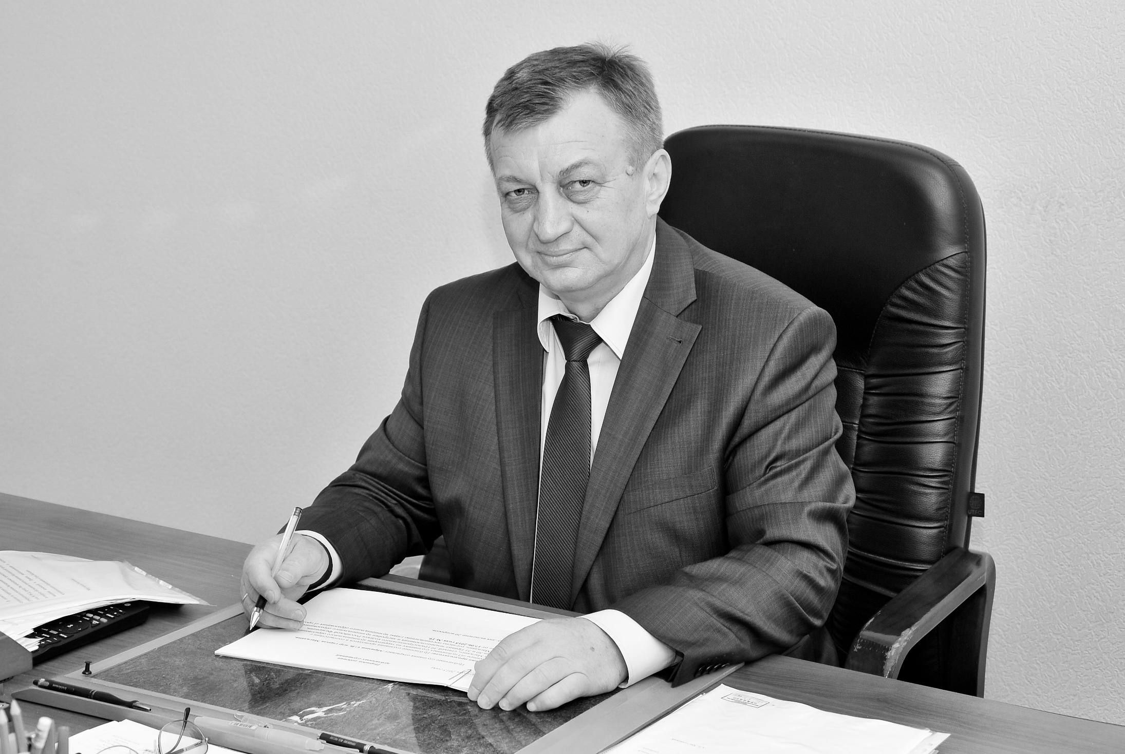 На 66 м году ушел из жизни первый заместитель мэра Магадана Александр Малашевский Более 40 лет жизни он посвятил Магаданской области Его профессиональная деятельность была неразрывно связана с развитием города При непосредственном участии Александра Валентиновича в Магадане реализованы значимые проекты по строительству и благоустройству модернизации транспортной и инженерной инфраструктуры Его всегда отличали внимание к людям и делу а ответственность глубокие знания опыт и умение вникать в проблемы помогали добиваться конкретных результатов в их решении Выражаю искренние соболезнования родным и близким Александра Малашевского Светлая память о нем сохранится в сердцах всех кто его знал и работал вместе с ним