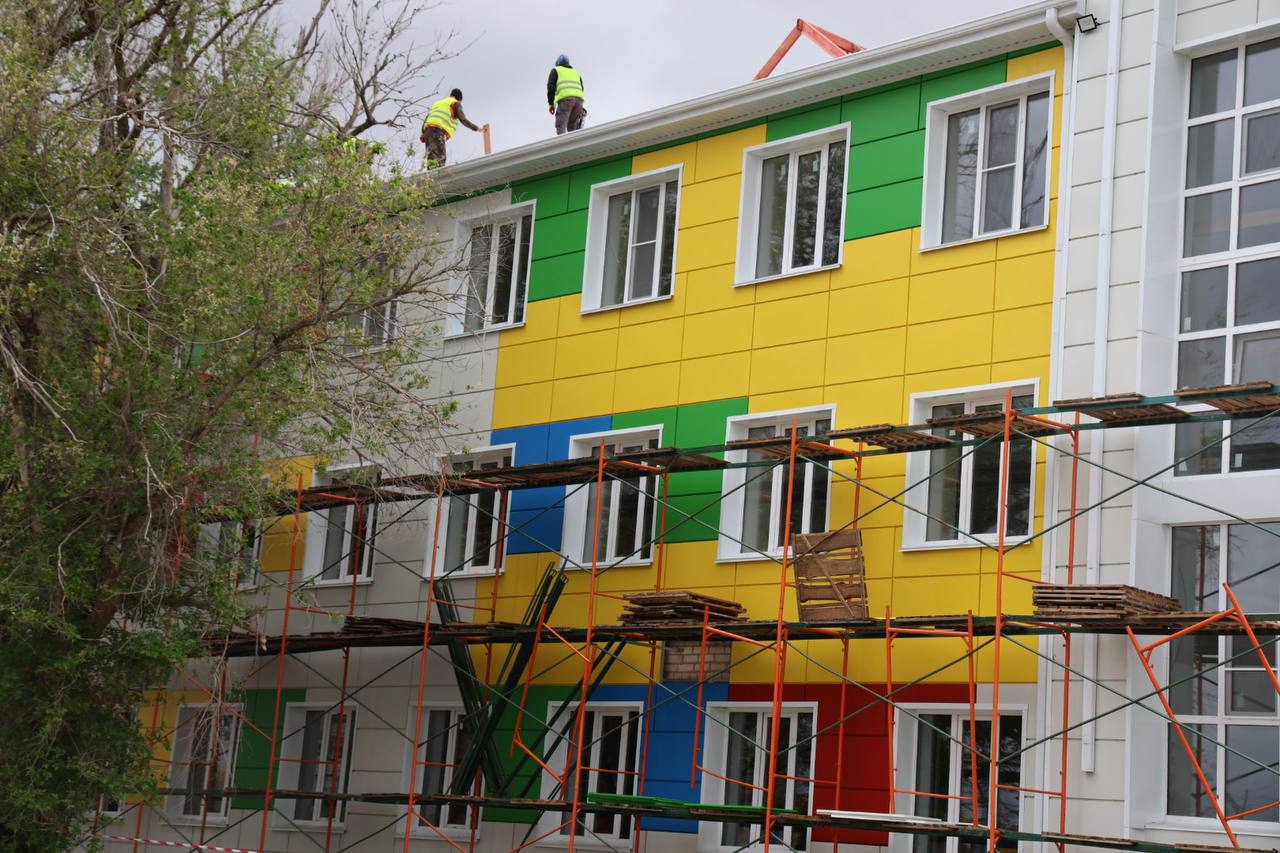 В Лаганском районе завершается капремонт Уланхольской школы Глава района Юрий Когаев проинспектировал ход капитального ремонта школы им. Зая-Пандиты в Улан-Холе. По словам представителя подрядной организации, на сегодняшний день завершено 68% строительных работ. На всех трёх этажах выполнена сухая стяжка полов, ведётся монтаж перегородок, штукатурка лестничных клеток, санузлов и помещений пищеблока. Также завершена прокладка кабелей слаботочных систем. Все работы идут в соответствии с утверждённым графиком. Результатом ремонта станет современная, комфортная школа, созданная для развития и творчества учеников.