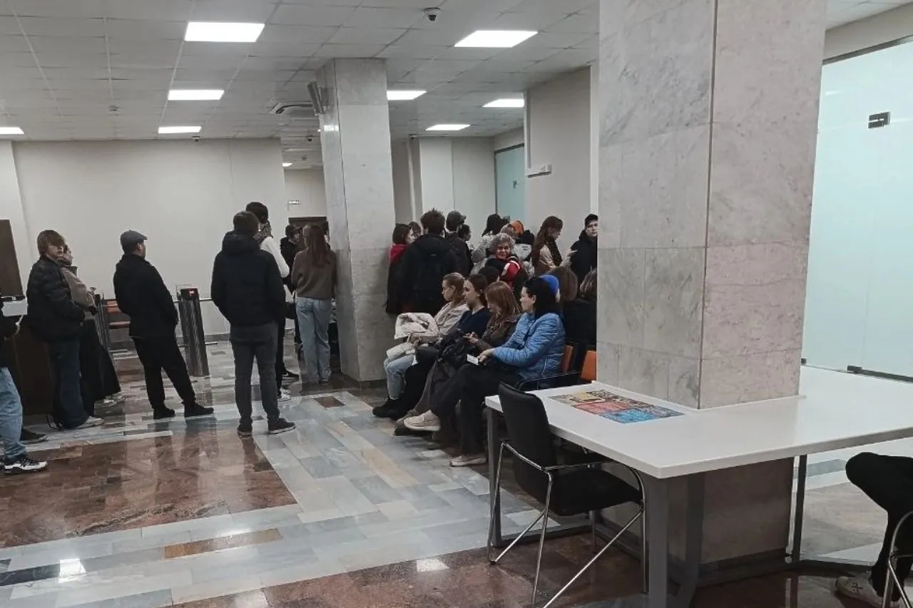 Власти Екатеринбурга показали как в городе судят зайцев В Екатеринбурге тех кто не платит за проезд в транспорте и попадается контролерам вызывают на комиссию в мэрию города Почти полторы сотни зайцев отловили контролеры в общественном транспорте Екатеринбурга на прошлой неделе Сегодня часть из них пришла на комиссию в мэрию Очень много молодых людей которые очень жалеют что они не школьники и не могут ездить бесплатно иронично написали в Telegram канале Екатеринбург Главное Штраф за безбилетный проезд напомним составляет 2500 рублей При этом пассажир заяц может аргументировать почему он не заплатил в салоне Возможно штраф назначат поменьше uralweb ru