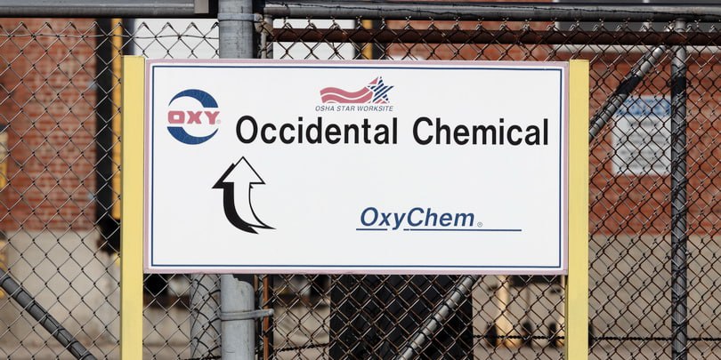 Berkshire Hathaway Баффета планирует купить нефтехимическое подразделение Occidental Petroleum OxyChem Сделка оценивается в 10 млрд и может завершиться в течение нескольких дней узнала The Wall Street Journal По данным газеты она станет крупнейшей с 2022 года когда Berkshire приобрела страховую компанию Alleghany за 11 6 млрд У Berkshire в данный момент есть рекордные денежные запасы в размере 344 млрд В последнее время Occidental активно продает активы с целью сокращения долга который составляет 24 млрд Задолженность появилась после покупки Anadarko Petroleum за 55 млрд в 2019 году и CrownRock за 13 млрд в 2023 году За последний год компания сократила долг на 7 5 млрд Баффетт начал скупать обыкновенные акции Occidental на открытом рынке в начале 2022 года и на текущий момент Berkshire Hathaway владеет акциями Occidental на сумму более 11 млрд с долей 28 2 акций При этом Баффетт ранее отмечал что не будет полностью контролировать нефтяную компанию Подробнее Berkshire Hathaway купит нефтехимическое подразделение Occidental Подписаться на Сам ты инвестор