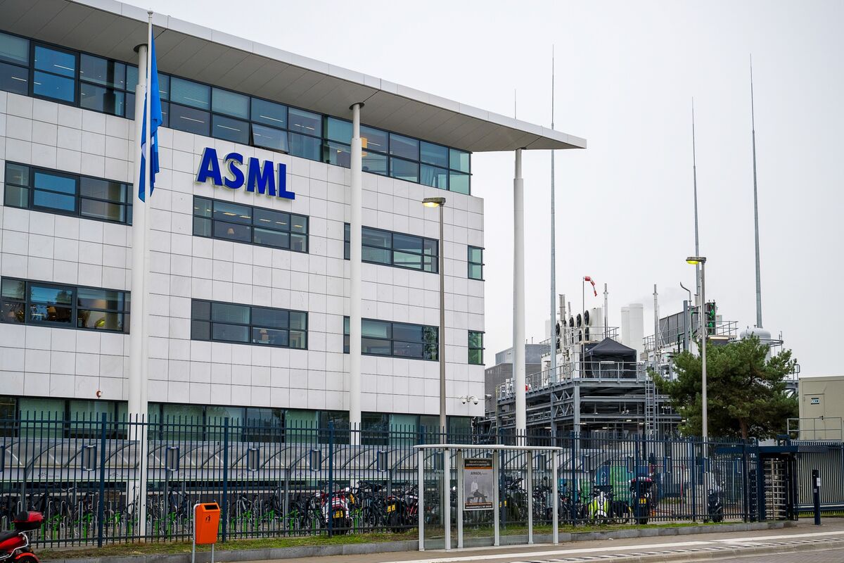 Заказы ASML Holding NV в четвертом квартале превзошли ожидания аналитиков поскольку быстрые темпы развития инфраструктуры искусственного интеллекта увеличили спрос на её передовые машины для производства чипов Голландский производитель оборудования для полупроводников заявил что заказы в четвертом квартале достигли рекордных 13 2 млрд 16 1 млрд Для сравнения средняя оценка аналитиков составляла 6 85 млрд согласно данным собранным Bloomberg jkinvest news jkinvest