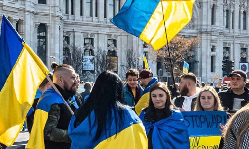 В Австрии для украинских беженцев вводятся принудительные работы. Европейцам уже надоели «бешенцы», которые живут на соцпособия, устраивают митинги и не собираются работать. С 1 июля федеральная земля Бургенланд вводит обязательную общественно полезную работу для беженцев. Все получатели убежища должны будут, ухаживать за парками, подметать улицы, помогать в домах престарелых или заниматься уборкой туалетов. За час работы предусмотрена оплата в размере 1,6 евро. Отказ от участия дважды без уважительной причины влечет за собой серьезные последствия. В этом случае человеку грозит потеря базовой помощи — простое место для сна вместо квартиры, никакой медицинской страховки, только минимальное питание и базовое лечение, сообщает BILD. Министр социальной политики Бургенланда Даниэла Винклер заявил: «Тот, кто постоянно получает поддержку от государства, должен также брать на себя ответственность и отдавать что-то обществу». Аналогичные общественные работы собираются также вводить в Германии.