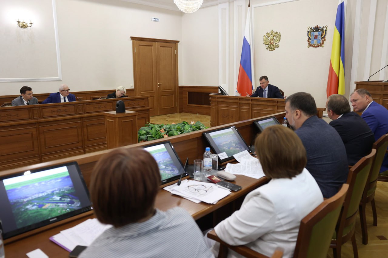 Слюсарь поручил расширить «зеленый пояс» Большого Ростова Вопросы увеличения площади озеленения в Ростовской агломерации рассмотрены на заседании градостроительного совета региона. Его провел врио губернатора региона Юрий Слюсарь. Размер зеленого пространства вокруг донской столицы составляет почти 9,5 тысяч гектаров. Эти границы закрепили законом в 2019 году. Врио губернатора области подчеркнул важность этой территории для экологической обстановки и её нельзя застраивать. Однако, несмотря на наличие большого зеленого массива, Юрий Слюсарь заявил, что зелени всё равно недостаточно, особенно учитывая рост числа жилых домов и инфраструктуры последних лет. Он уверен, что зелёных зон надо увеличивать. «В Ростове первоочередной целью можно назвать просто увеличение количества высаживаемых растений – любых: деревьев, кустарников, цветов. Потому что ситуация в нашей столице в этом смысле наиболее острая – зелени мало. Ростов нельзя, к сожалению, назвать, городом-садом. Надо использовать опыт других городов, в том числе с большим историческим центром, узкими улицами, в которых тем не менее находят рекреационные решения с использованием зелёных насаждений. Надо внедрять новые технологии, ландшафтные решения, привлекать опытных специалистов и создавать рекреационную систему», – считает Юрий Слюсарь. Южная служба новостей