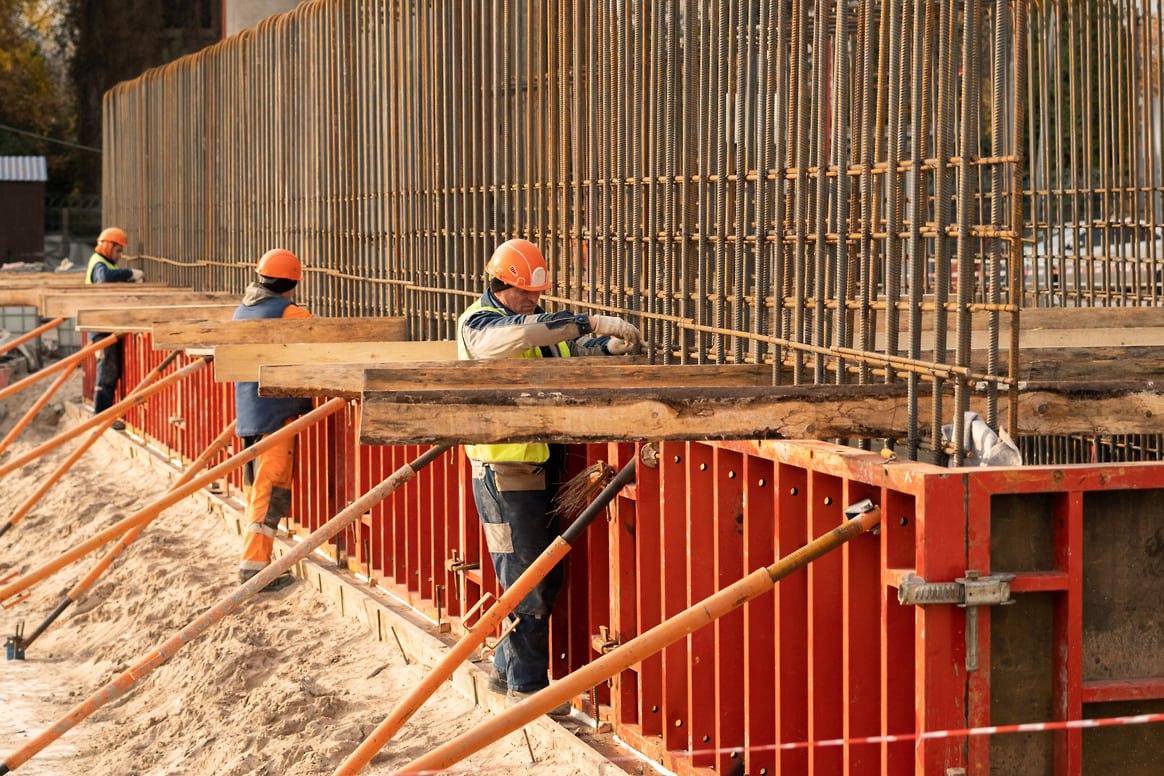 Стартовала вторая очередь переустройства Приморского шоссе для строительства М 32 В Санкт Петербурге началась вторая очередь переустройства Приморского шоссе для строительства развязки с М 32 Работы ведет АО ВАД В ходе первой очереди построили две новые полосы длиной 443 м Сейчас рабочие вынимают грунт и устраивают буронабивные сваи опор будущей развязки Вторую очередь переустройства Приморского шоссе планируется завершить до конца 2026 года движение транспорта будет перепущено на новые полосы уже в сторону Ленобласти С учетом масштабности этих работ общую готовность М 32 сегодня оцениваем в 25 рассказал технический руководитель контракта АО ВАД Александр Смирнов Фото Пресс служба Смольного kommersant spb