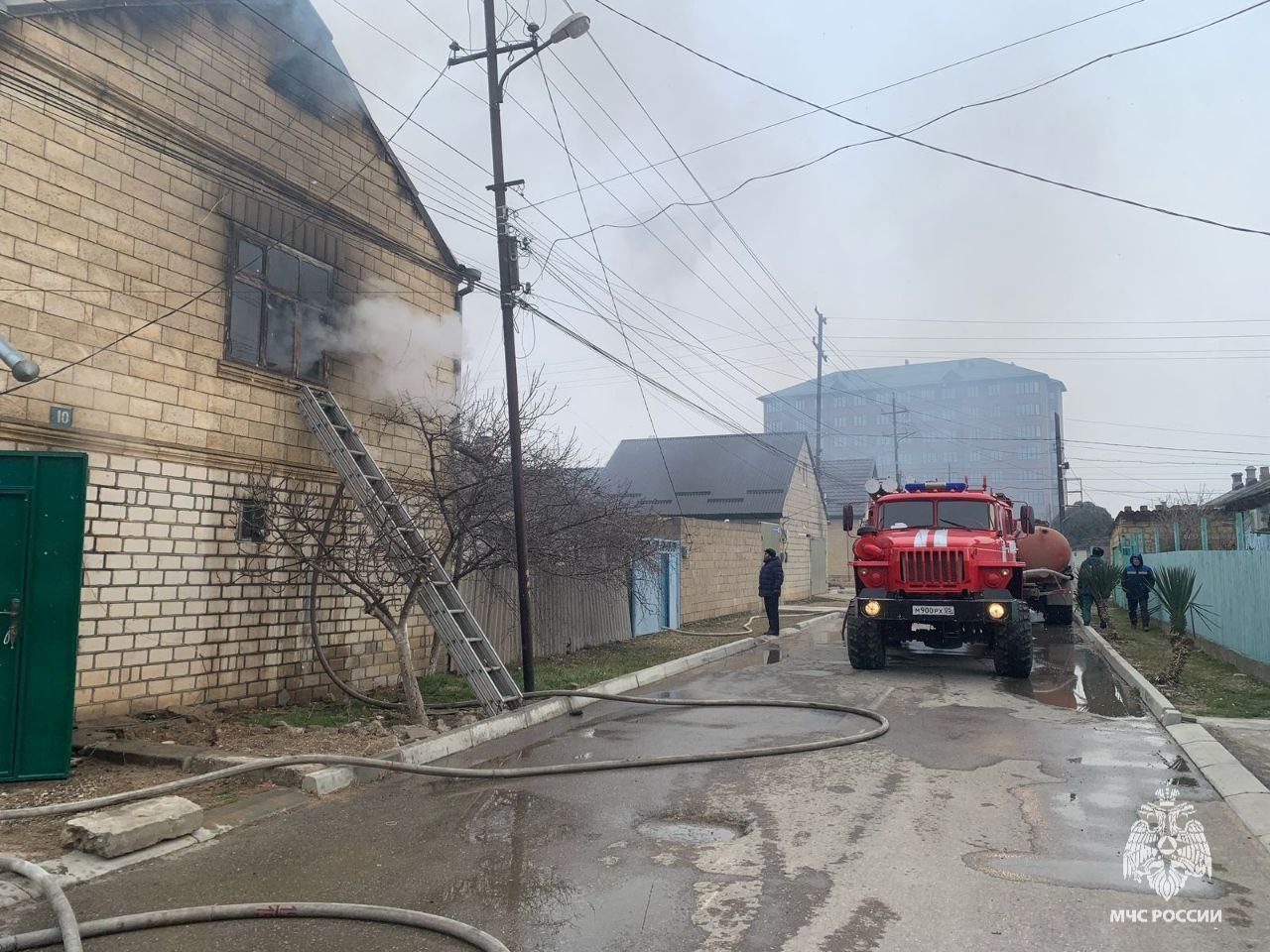 1  2  3  4  5   Пожар на площади 90 квадратных метров произошёл в двухэтажном частном жилом доме в городе Избербаш, сообщает МЧС по Дагестану.  Хозяин дома получил ожоги второй степени и госпитализирован в ЦГБ Избербаша.   Онлайн Дагестан   Подпишись