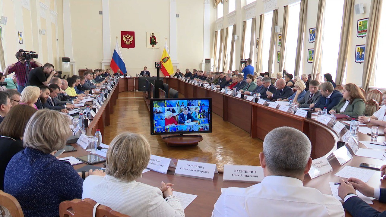 Благоустройство Гвардейского сквера продолжится в этом году. Об этом сообщил глава администрации города Рязани Виталий Артёмов на еженедельном заседании Правительства, отвечая на вопрос из социальных сетей, который озвучил Губернатор Рязанской области Павел Малков. «В 2025 году на территории сквера запланирована реализация трех проектов местных инициатив. Общая стоимость благоустройства – 11,2 млн. рублей. Будут выполнены: установка ограждения вдоль ручья, установка новых стендов на Аллее Героев, устройство пешеходных дорожек, установка малых архитектурных форм, озеленение. Работы выполним в этом строительном сезоне», – рассказал в своем выступлении Виталий Артёмов. Также из социальных сетей поступил вопрос по поводу ремонта тротуара на ул. Чкалова. Как отметил глава администрации, специалисты выйдут на место, проведут обследование участка, оценят стоимость работ, после чего будет решаться вопрос включения объекта в программы и выделения соответствующего финансирования на ремонт.