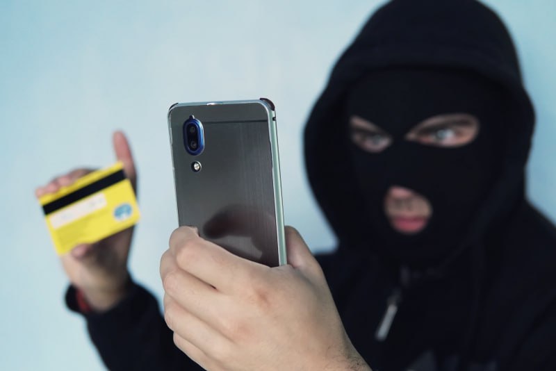 Мошенники крадут деньги через фейковую страницу СБП Новая схема с использованием формы, похожей на Систему быстрых платежей, появилась после того, как надзорные органы заблокировали фейковые сервисы "Наш платеж" и "Росплатеж". Среди используемых мошенниками легенд - "налог на выигрыш", предупредил эксперт Александр Сухарев: Жертве сообщают о том, что она якобы получила денежный приз, но для того, чтобы "забрать" его, ей нужно оплатить "налог". Окончательная сумма, подлежащая списанию, становится известной после того, как человек переходит в банковское приложение. Люди "оплачивают" что-то по QR-коду, надеясь на выигрыш и теряют свои деньги. Для переводов преступники используют действующую региональную платежную систему, позволяющую проводить операции как внутри страны, так и за рубежом. Это усложняет отслеживание мошеннических транзакций, подчеркнул эксперт.